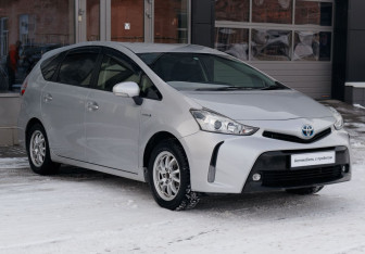 Подержанный автомобиль Toyota Prius Alpha 2015 года (3 фото)