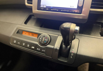 Подержанный автомобиль Honda Freed 2014 года (8 фото)