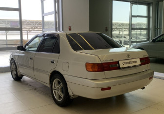 Подержанный автомобиль Toyota Corona Sedan 2001 года (6 фото)
