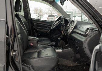 Подержанный автомобиль Toyota RAV4 2004 года (16 фото)