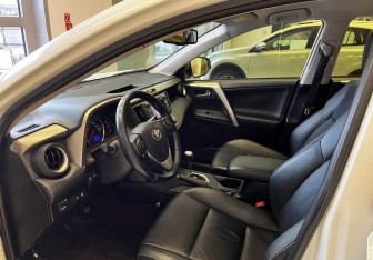 Подержанный автомобиль Toyota RAV4 2013 года (13 фото)