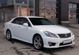 Подержанный автомобиль Toyota Crown Sedan 2010 года (3 фото)