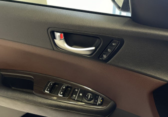 Подержанный автомобиль Kia K5 2017 года (16 фото)