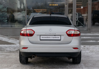 Подержанный автомобиль Renault Fluence 2013 года (6 фото)