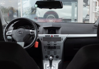 Подержанный автомобиль Opel Astra Hatchback 2010 года (10 фото)