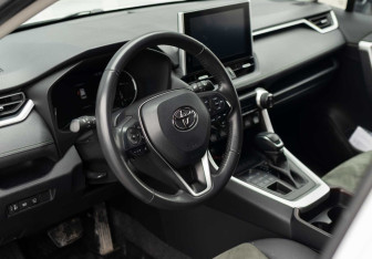 Подержанный автомобиль Toyota RAV4 2023 года (11 фото)