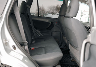 Подержанный автомобиль Toyota RAV4 2003 года (17 фото)