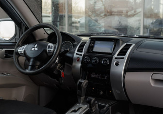 Подержанный автомобиль Mitsubishi Pajero Sport 2010 года (10 фото)
