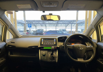 Подержанный автомобиль Toyota Wish Minivan 2011 года (10 фото)