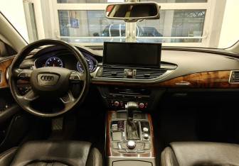 Подержанный автомобиль Audi A7 2010 года (12 фото)