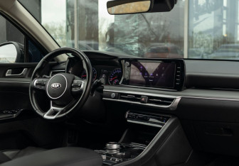 Подержанный автомобиль Kia K5 2020 года (10 фото)