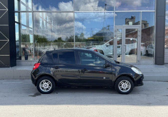 Подержанный автомобиль Renault Clio Hatchback 2007 года (8 фото)