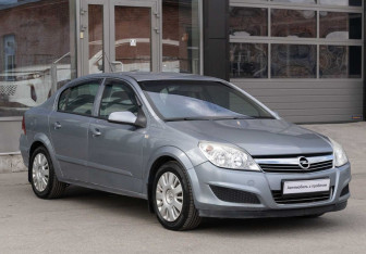 Подержанный автомобиль Opel Astra Sedan 2008 года (3 фото)