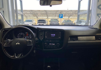 Подержанный автомобиль Mitsubishi Outlander 2016 года (14 фото)