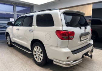 Подержанный автомобиль Toyota Sequoia 2011 года (6 фото)