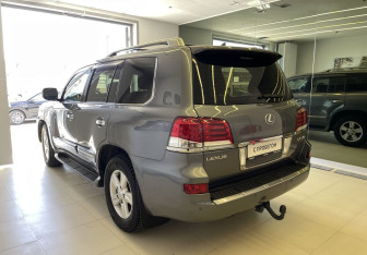 Подержанный автомобиль Lexus LX 2015 года (6 фото)