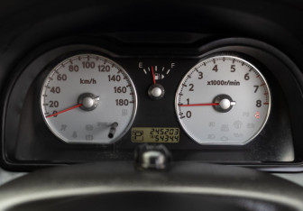 Подержанный автомобиль Nissan Wingroad 2005 года (12 фото)