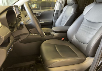 Подержанный автомобиль Toyota RAV4 2021 года (8 фото)