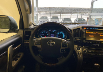 Подержанный автомобиль Toyota Land Cruiser Suv 2010 года (13 фото)