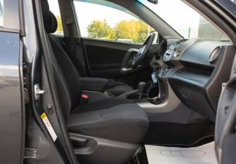 Подержанный автомобиль Toyota RAV4 2007 года (21 фото)