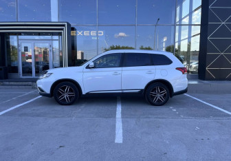 Подержанный автомобиль Mitsubishi Outlander 2017 года (8 фото)
