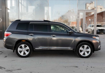 Подержанный автомобиль Toyota Highlander 2011 года (4 фото)