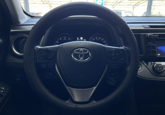 Подержанный автомобиль Toyota RAV4 2016 года (11 фото)