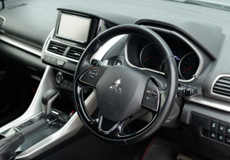 Подержанный автомобиль Mitsubishi Eclipse Cross 2018 года (11 фото)