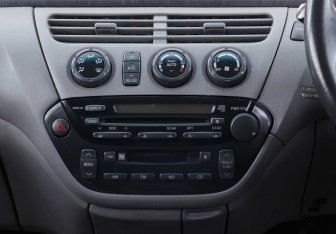 Подержанный автомобиль Toyota Vista Wagon 2003 года (13 фото)