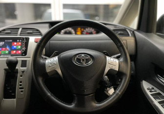 Подержанный автомобиль Toyota Ractis 2009 года (13 фото)