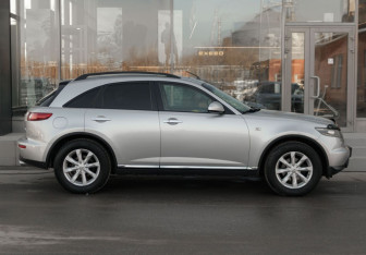 Подержанный автомобиль Infiniti FX 2006 года (4 фото)