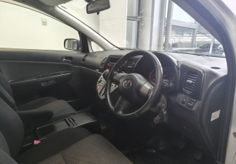 Подержанный автомобиль Toyota Wish Compactvan 2003 года (7 фото)