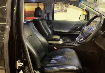 Подержанный автомобиль Toyota Vellfire 2012 года (15 фото)