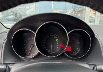 Подержанный автомобиль Mazda 3 Sedan 2005 года (11 фото)