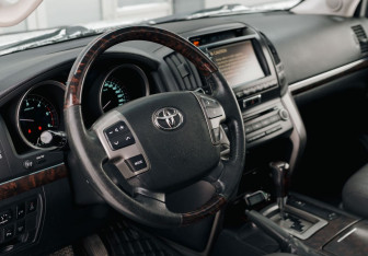 Подержанный автомобиль Toyota Land Cruiser Suv 2008 года (11 фото)