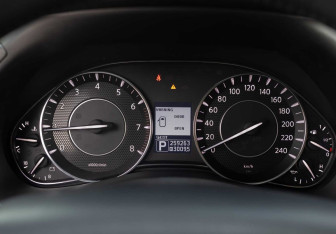 Подержанный автомобиль Nissan Patrol 2011 года (13 фото)