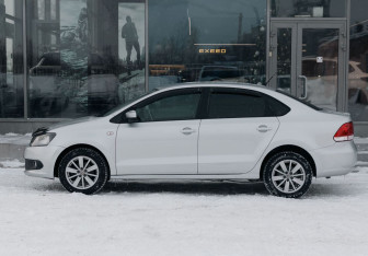 Подержанный автомобиль Volkswagen Polo Sedan 2012 года (8 фото)