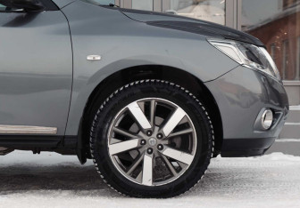 Подержанный автомобиль Nissan Pathfinder 2014 года (9 фото)