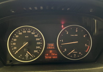 Подержанный автомобиль BMW X5 2009 года (11 фото)
