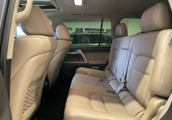 Подержанный автомобиль Toyota Land Cruiser Suv 2008 года (10 фото)