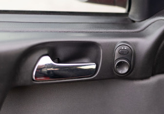 Подержанный автомобиль Opel Astra Hatchback 2002 года (17 фото)