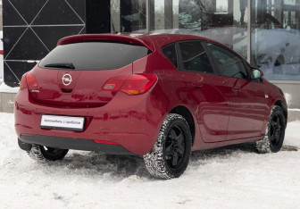Подержанный автомобиль Opel Astra Hatchback 2011 года (5 фото)