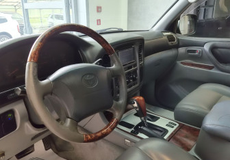 Подержанный автомобиль Toyota Land Cruiser Suv 2000 года (7 фото)