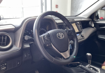 Подержанный автомобиль Toyota RAV4 2017 года (7 фото)