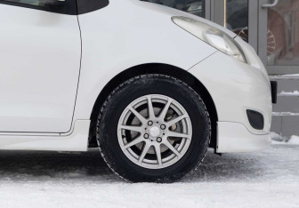 Подержанный автомобиль Toyota Vitz 2009 года (9 фото)