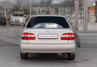 Подержанный автомобиль Toyota Corolla Sedan 2000 года (6 фото)