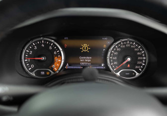 Подержанный автомобиль Jeep Renegade 2018 года (13 фото)