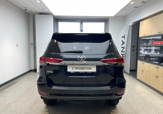 Подержанный автомобиль Toyota Fortuner 2019 года (6 фото)