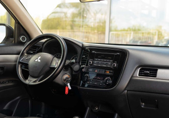 Подержанный автомобиль Mitsubishi Outlander 2014 года (10 фото)