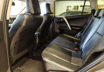 Подержанный автомобиль Toyota RAV4 2017 года (9 фото)